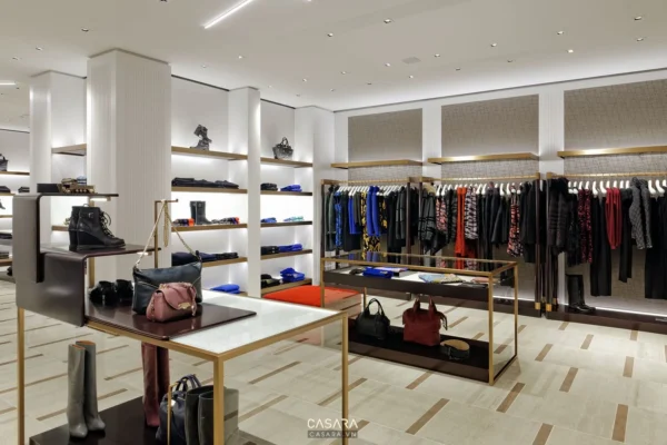 Cửa hàng thời trang cao cấp với thiết kế tối giản, sang trọng.