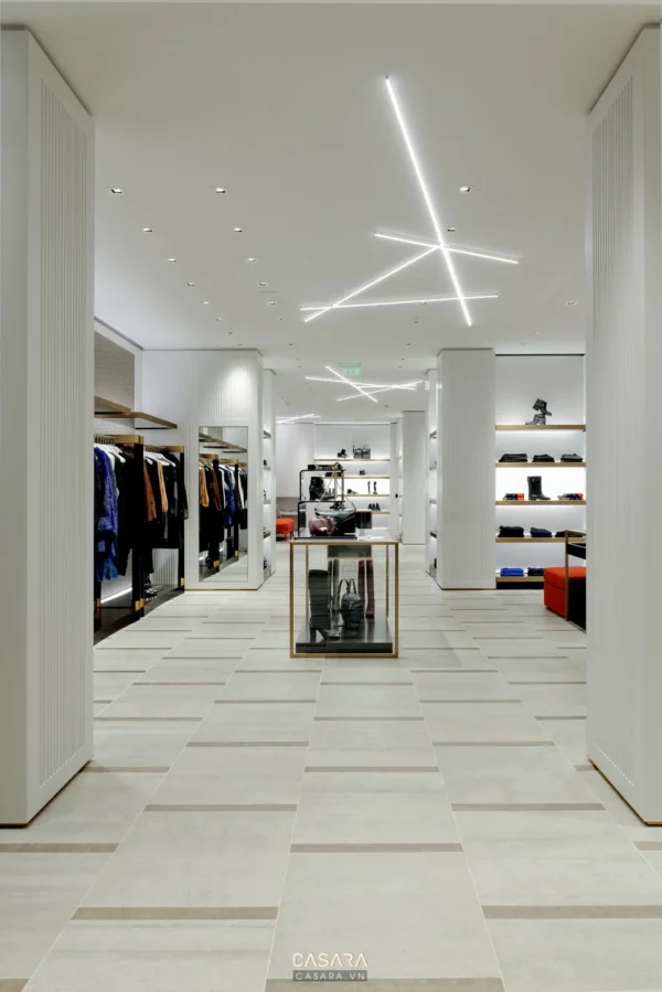 Nội thất cửa hàng thời trang trắng sáng, hiện đại và tinh tế.