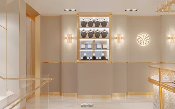 Nội thất cửa hàng trang sức sang trọng với tông màu kem và vàng.