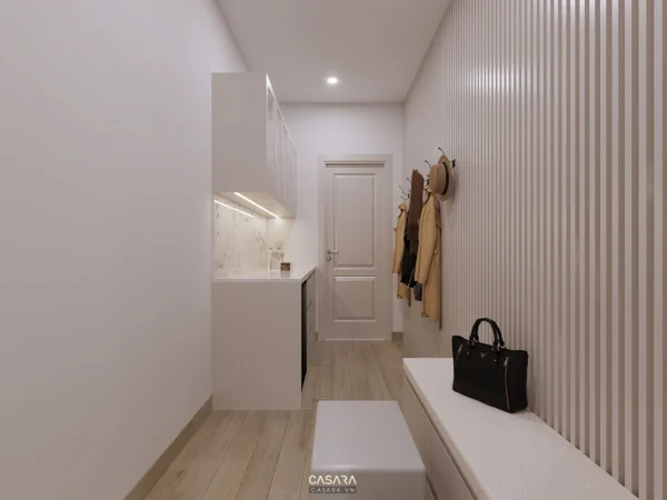 Hành lang nhỏ gọn với tủ bếp trắng và điểm nhấn vân gỗ dọc.