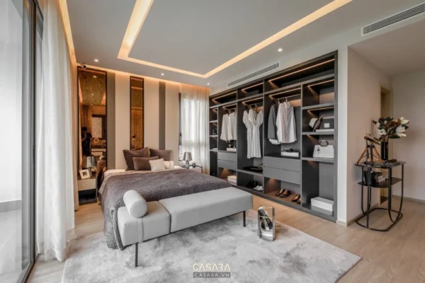 Phòng ngủ hiện đại, sang trọng với tủ quần áo âm tường lớn.