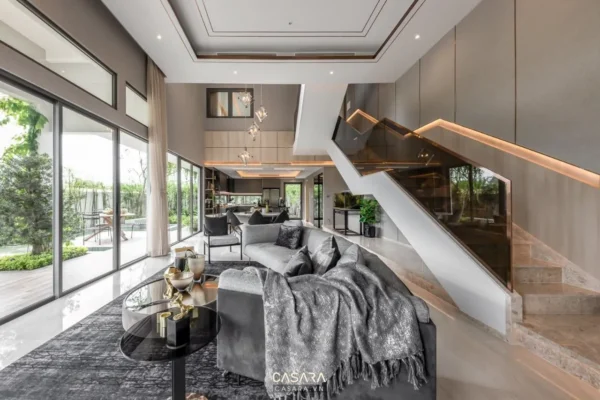 Không gian phòng khách hiện đại, sang trọng với cửa kính lớn view vườn.