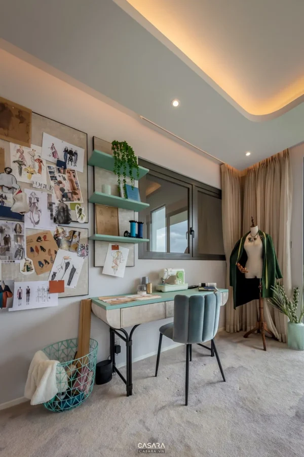 Góc học tập sáng sủa, hiện đại với bảng ghim và cây xanh.