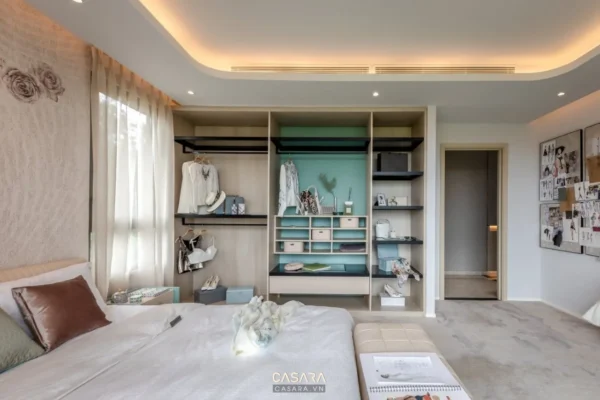 Phòng ngủ hiện đại với tủ quần áo âm tường và giường lớn.