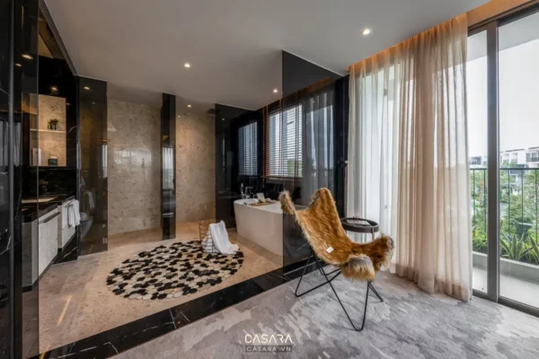 Phòng tắm sang trọng, hiện đại với cửa kính lớn nhìn ra cảnh quan xanh mát.
