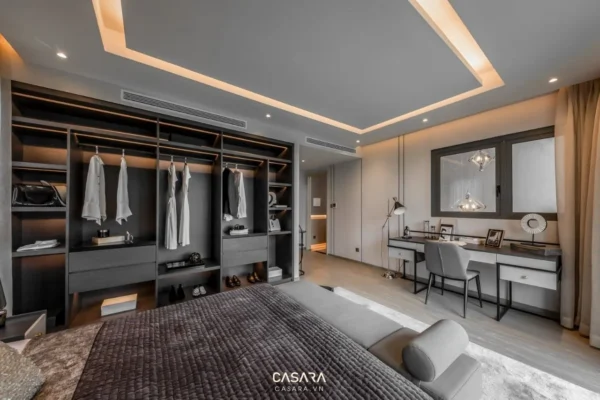 Phòng ngủ hiện đại, sang trọng với tủ quần áo lớn và bàn trang điểm.