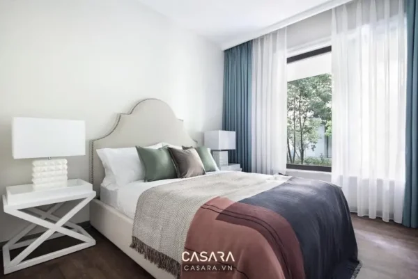 Phòng ngủ hiện đại, ấm cúng với tông màu trung tính và ánh sáng dịu nhẹ.