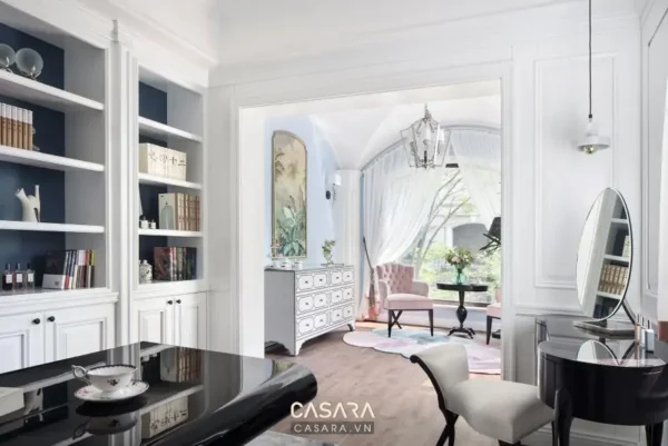 Phòng khách trang nhã với nội thất cổ điển, sang trọng và ấm cúng.