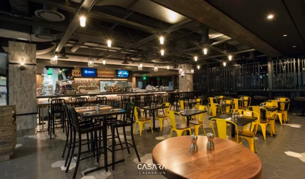 Quán bar Golden Road với thiết kế hiện đại, tông màu đen và vàng chủ đạo.