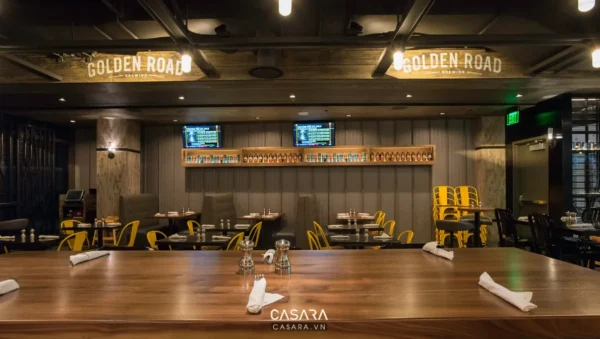 Quán bar Golden Road với không gian ấm cúng, hiện đại và ánh sáng vàng.