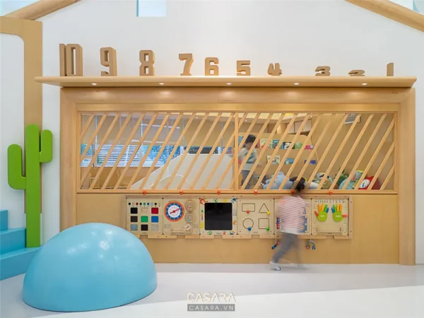 Khu vui chơi trẻ em sáng tạo với thiết kế gỗ và màu sắc tươi sáng.