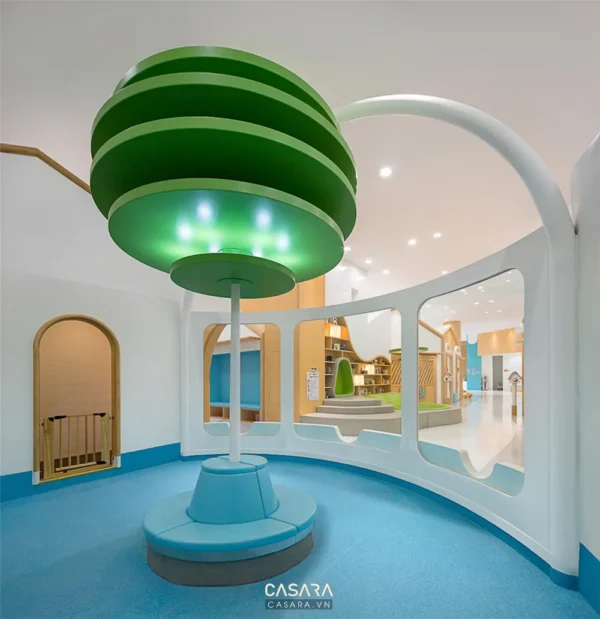 Nội thất trường học hiện đại với đèn trần hình nấm độc đáo.