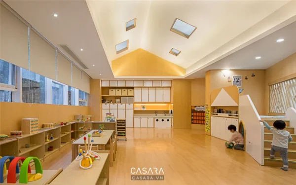 Phòng học mầm non sáng sủa, thiết kế hiện đại với màu sắc tươi vui.