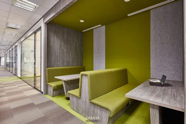 Khu vực làm việc chung hiện đại với thiết kế xanh mát, thoải mái.