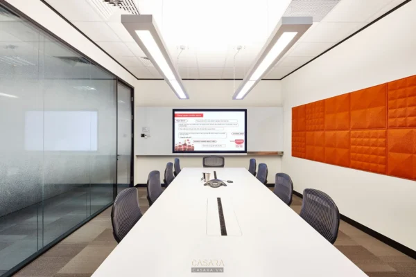 Phòng họp hiện đại với nội thất tối giản, ánh sáng trắng tinh tế.