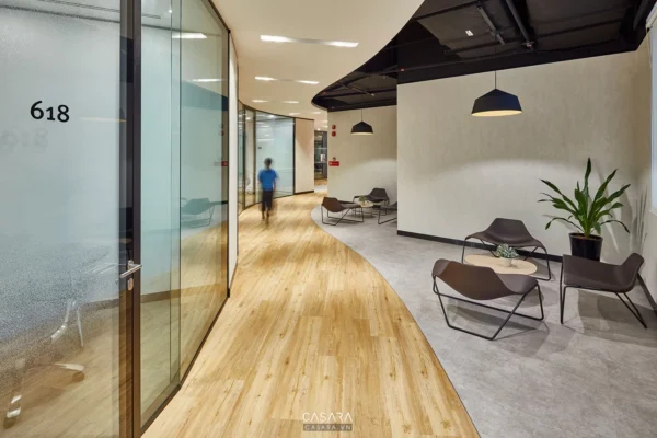 Không gian văn phòng hiện đại, sáng sủa với thiết kế mở và nội thất tối giản.