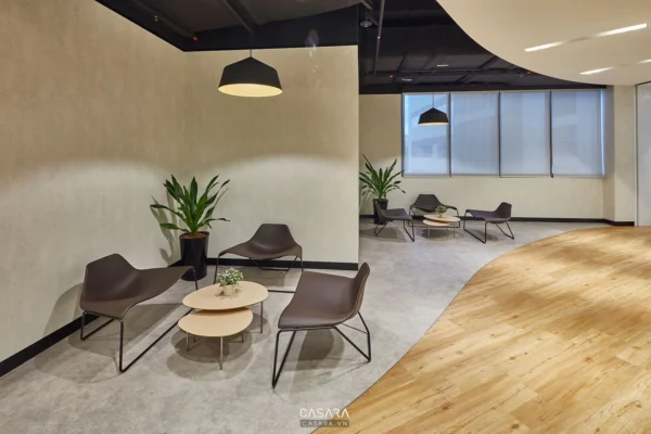 Khu vực sảnh chờ văn phòng hiện đại, tối giản với cây xanh.