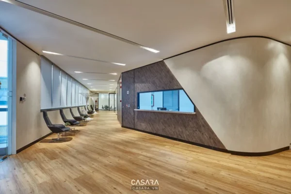 Sảnh chờ hiện đại với thiết kế tối giản, ánh sáng ấm áp.