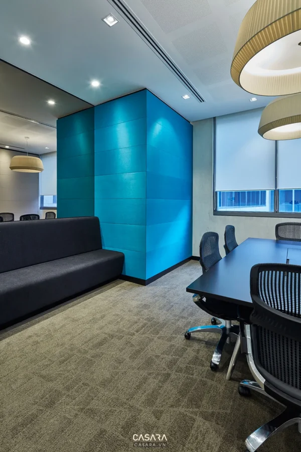 Không gian văn phòng hiện đại với điểm nhấn màu xanh lam tươi mát.