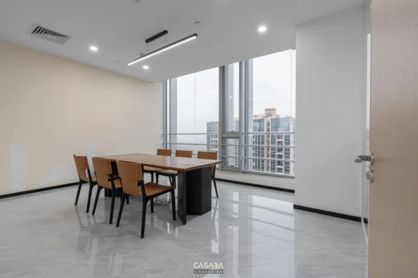 Phòng họp hiện đại, thoáng đãng với cửa sổ lớn nhìn thành phố.