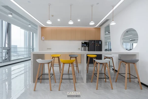 Khu vực bếp nhỏ gọn, hiện đại trong văn phòng với ghế bar màu sắc.