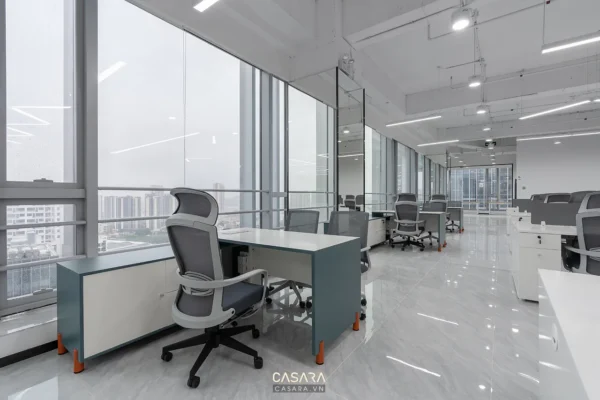Văn phòng hiện đại, thoáng đãng với cửa kính lớn nhìn ra thành phố