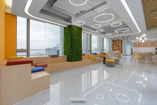 Không gian văn phòng hiện đại, sáng sủa với điểm nhấn xanh mát.