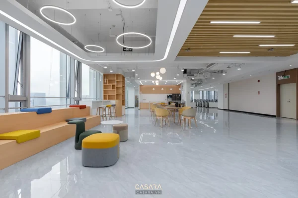 Không gian làm việc mở hiện đại, sáng sủa với nội thất trẻ trung.