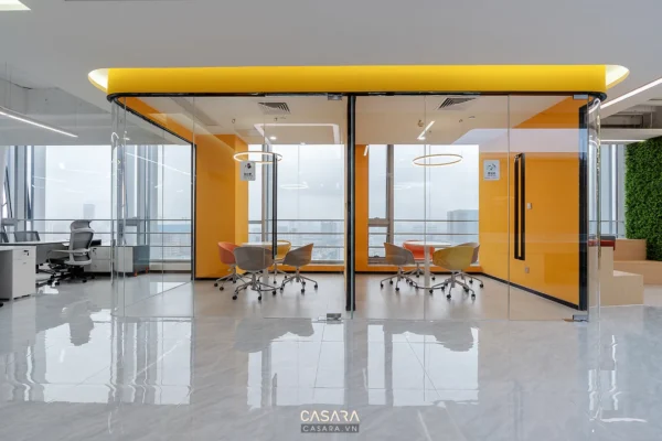 Phòng họp hiện đại, rộng rãi với tông màu cam nổi bật.