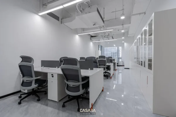 Văn phòng làm việc hiện đại, trắng sáng, thiết kế tối giản.