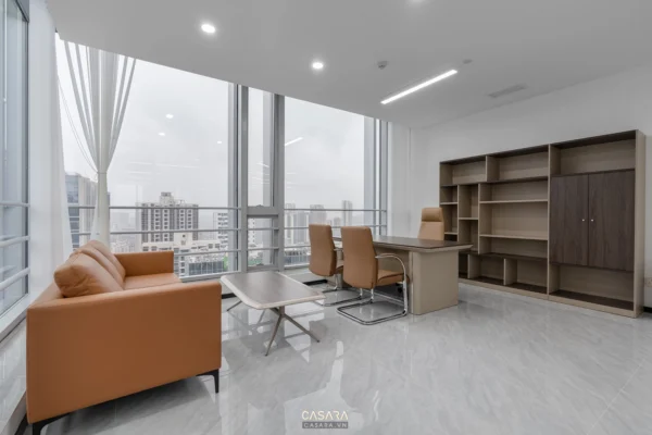 Phòng làm việc hiện đại với cửa sổ lớn nhìn ra thành phố.