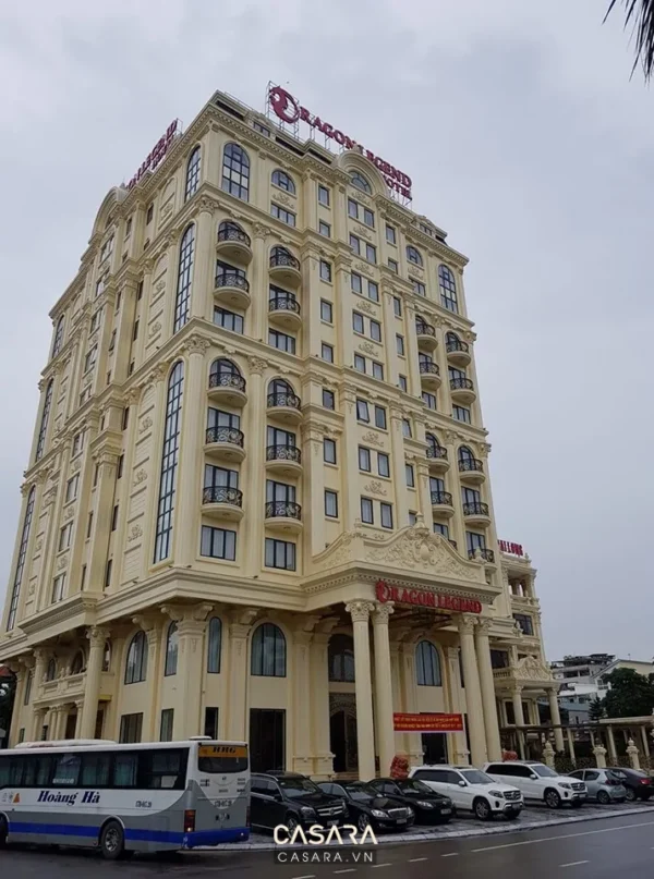 Khách sạn Dragon Legend Hotel nổi bật với kiến trúc châu Âu cổ điển.