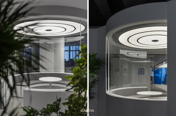 Nội thất hiện đại với đèn trần ấn tượng và thiết kế tròn trịa.