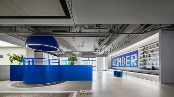 Văn phòng hiện đại với tông màu xanh dương làm chủ đạo, thiết kế mở.