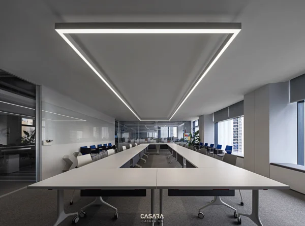 Phòng họp hiện đại với thiết kế tối giản, ánh sáng trắng chủ đạo.