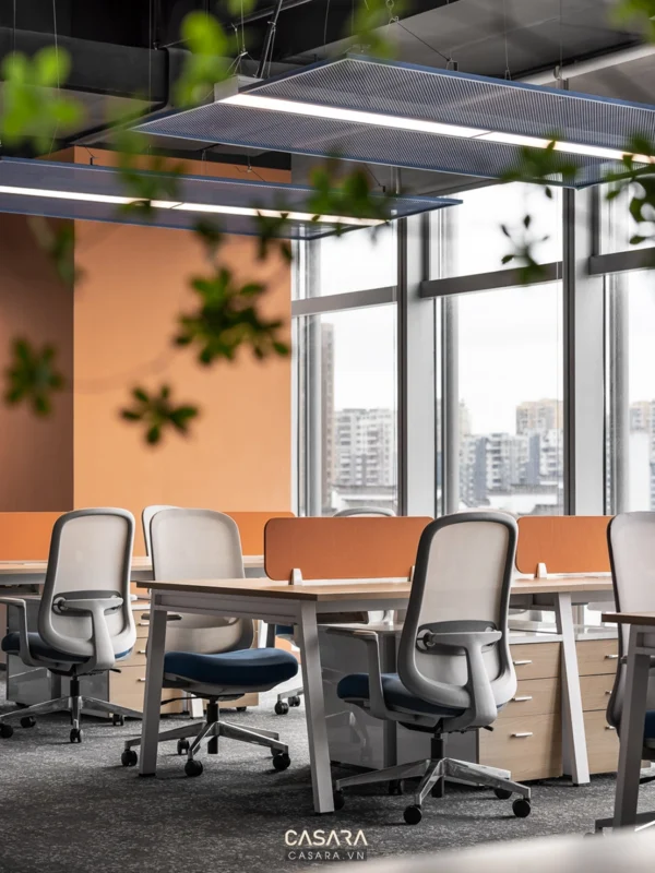 Văn phòng hiện đại với thiết kế mở, tràn ngập ánh sáng tự nhiên.