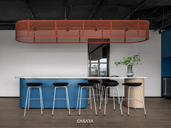 Khu vực quầy bar hiện đại với đèn thả lưới kim loại nổi bật.