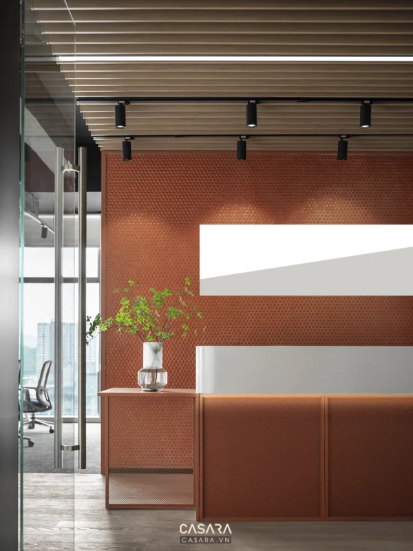 Khu vực lễ tân hiện đại với điểm nhấn màu cam đất ấm áp.