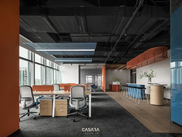 Văn phòng hiện đại với thiết kế mở, tông màu cam và xám chủ đạo.