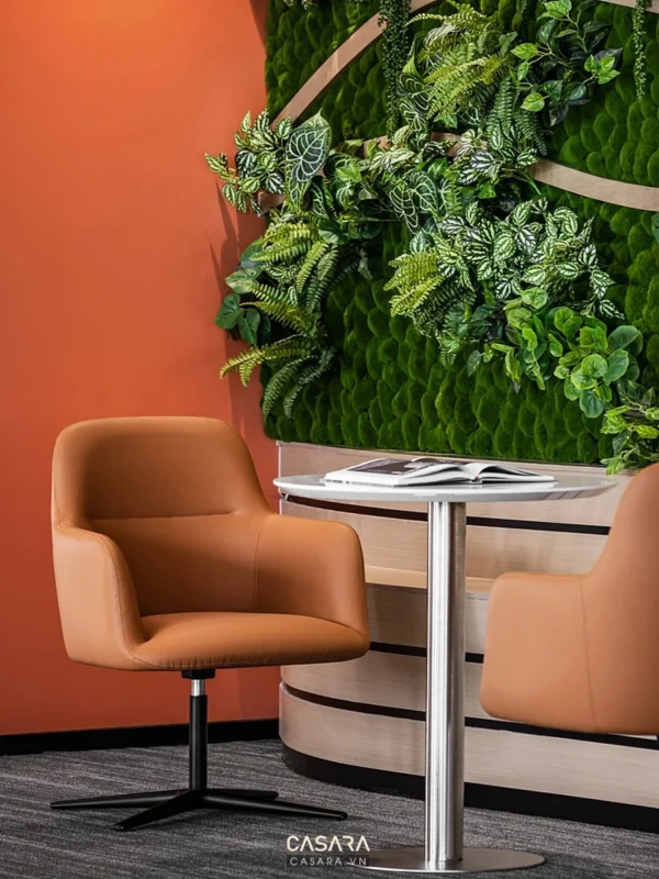 Góc làm việc hiện đại với tường cây xanh mát, ghế da êm ái.