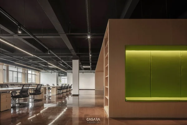 Không gian văn phòng hiện đại với tông màu trung tính và điểm nhấn xanh.