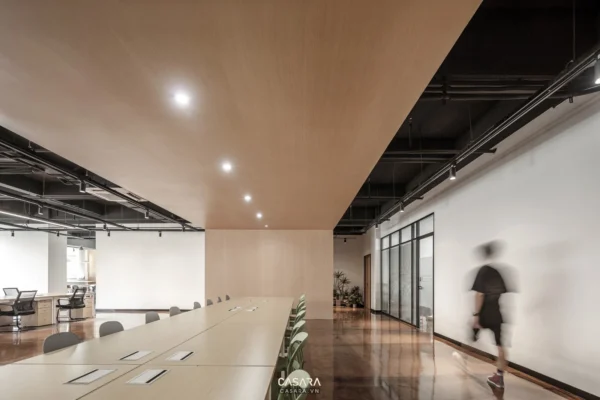 Không gian văn phòng hiện đại, tối giản với tông màu chủ đạo là trắng và nâu.