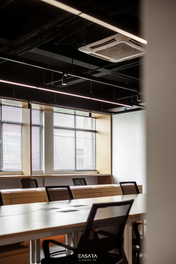 Không gian văn phòng hiện đại, thoáng đãng với ánh sáng tự nhiên.