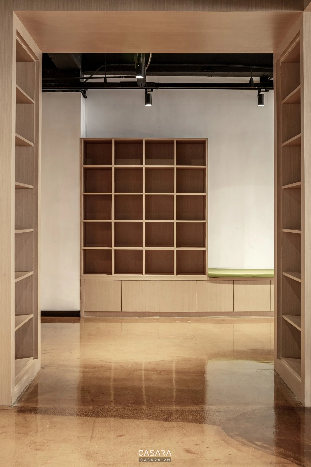 Thiết kế tủ giày âm tường cho sảnh vào nhà phố hiện đại