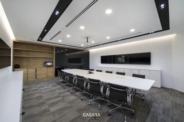 Phòng họp hiện đại, rộng rãi với bàn họp lớn và thiết kế tối giản.