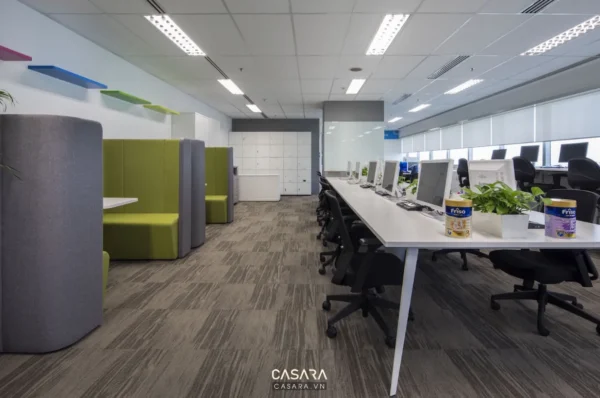 Văn phòng làm việc hiện đại, thoáng đãng với tông màu trung tính.