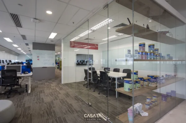 Văn phòng làm việc hiện đại, ngăn nắp với vách kính trong suốt.