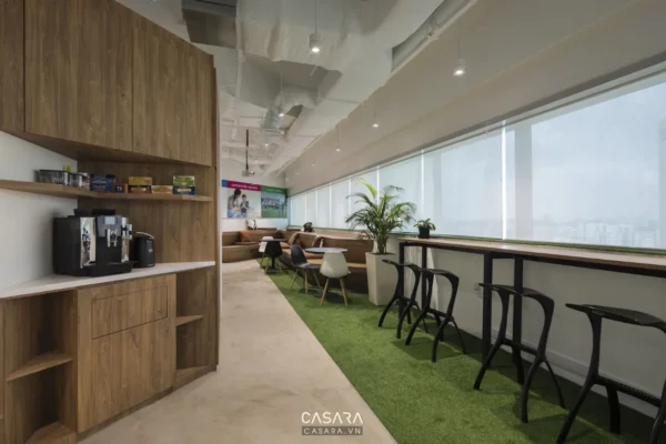 Khu vực nghỉ ngơi văn phòng hiện đại với thảm cỏ nhân tạo xanh mát.