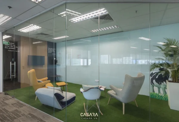 Phòng họp hiện đại với thảm cỏ nhân tạo và nội thất sáng tạo.