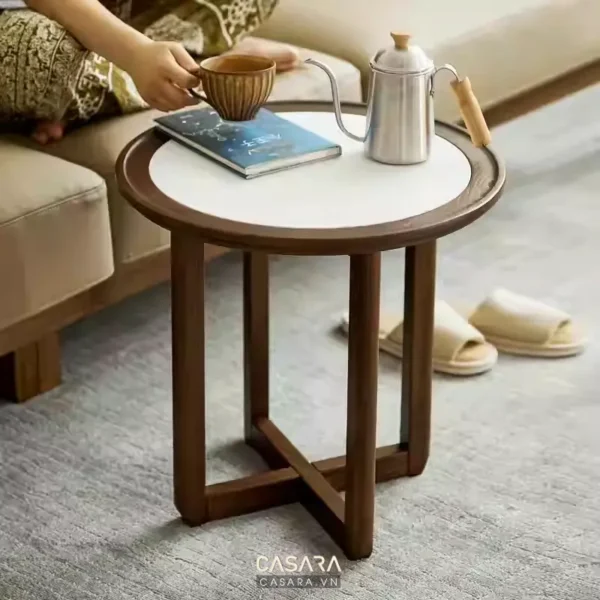 Góc trà ấm cúng với bàn tròn gỗ và tách trà gốm tinh tế.